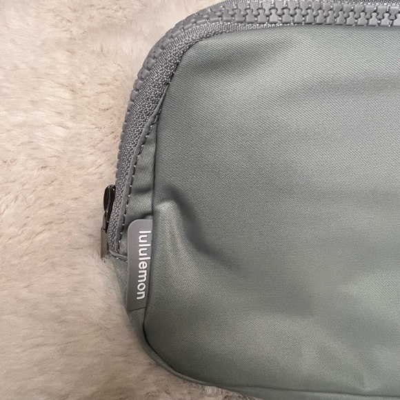 Lululemon Everywhere Belt Bag - Picture 6 of 6
